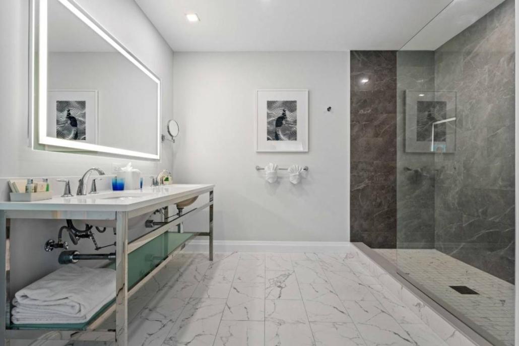 The Pillars Hotel & Club - Housity