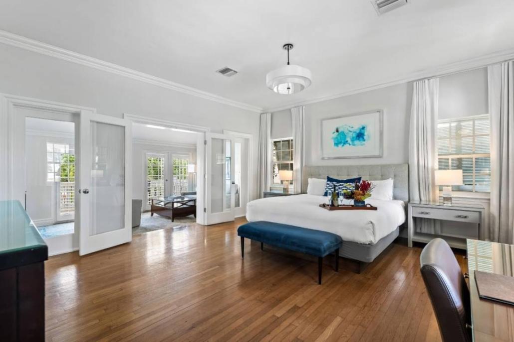 The Pillars Hotel & Club - Housity