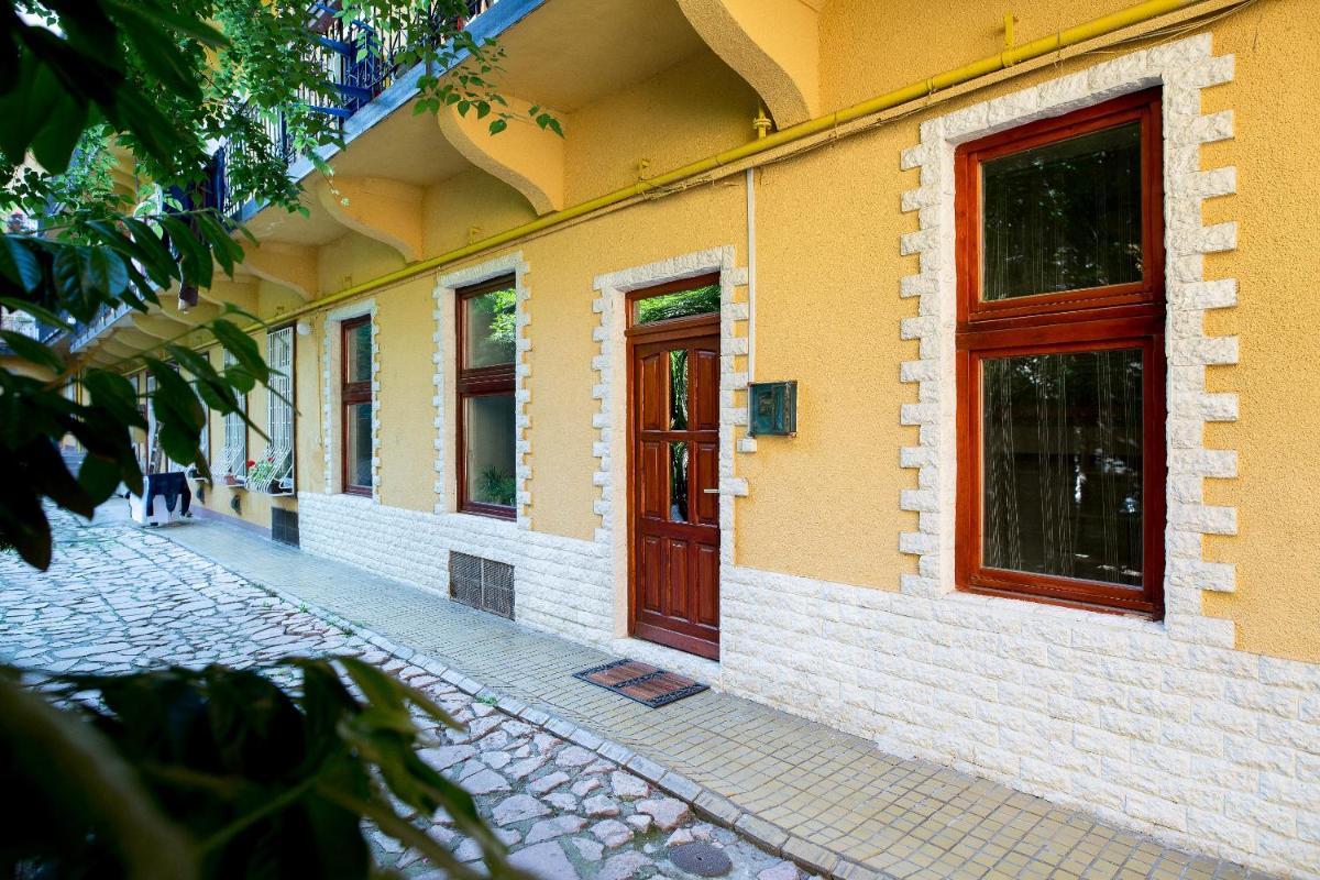 Suitetrails - Wind Queen Apartment with Air Condition