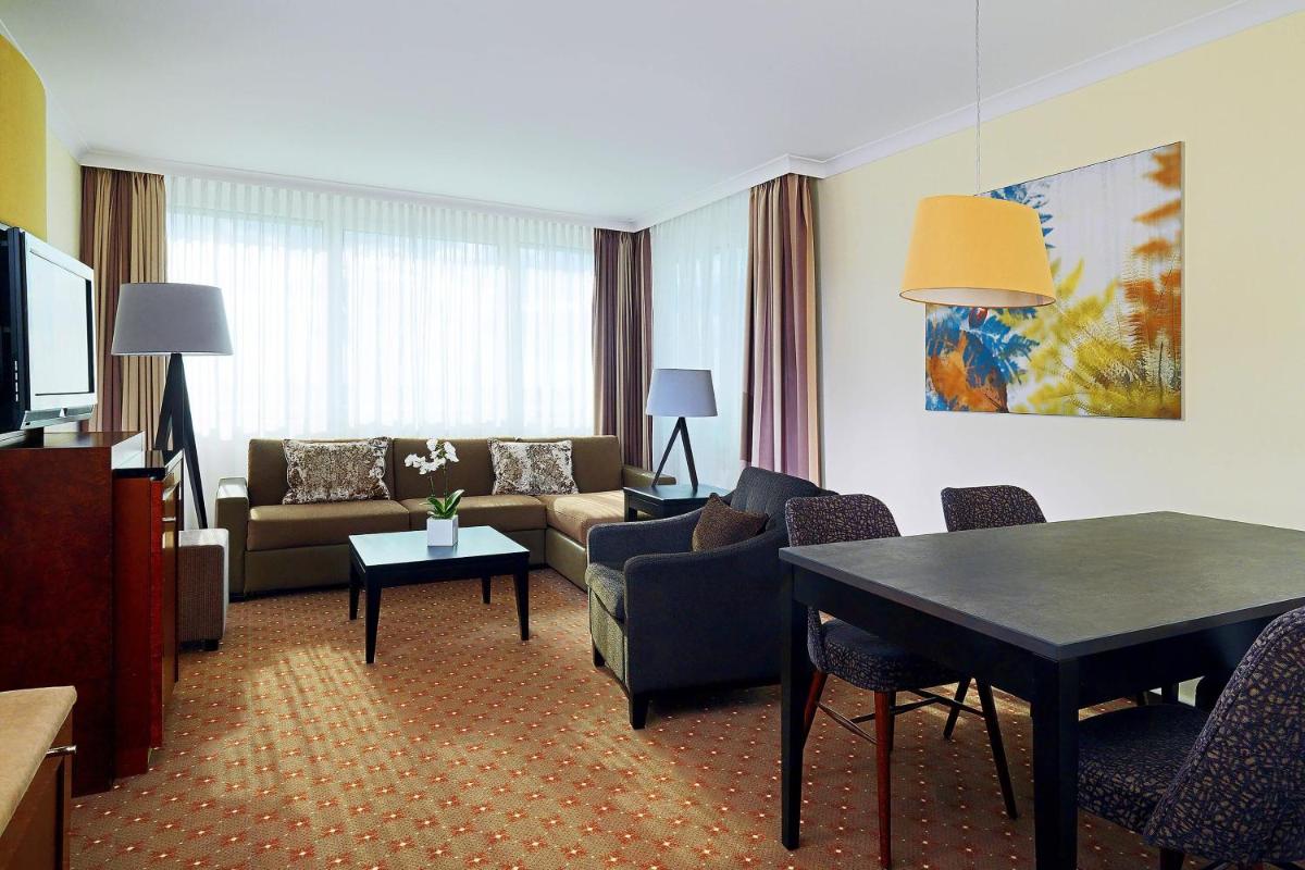 Ein Sitzbereich in der Unterkunft The Westin Grand Munich Ein Sitzbereich in der Unterkunft The Westin Grand Munich