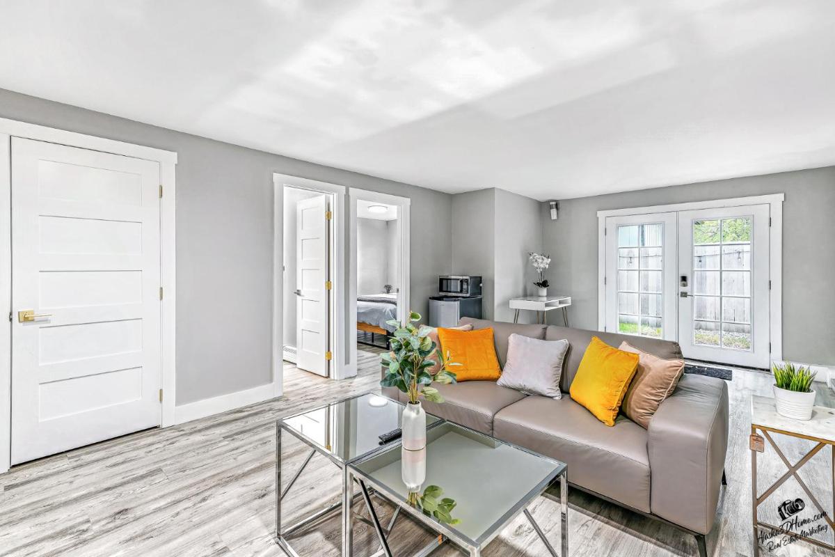 Modern Lower Level 1bedroom suite - Housity