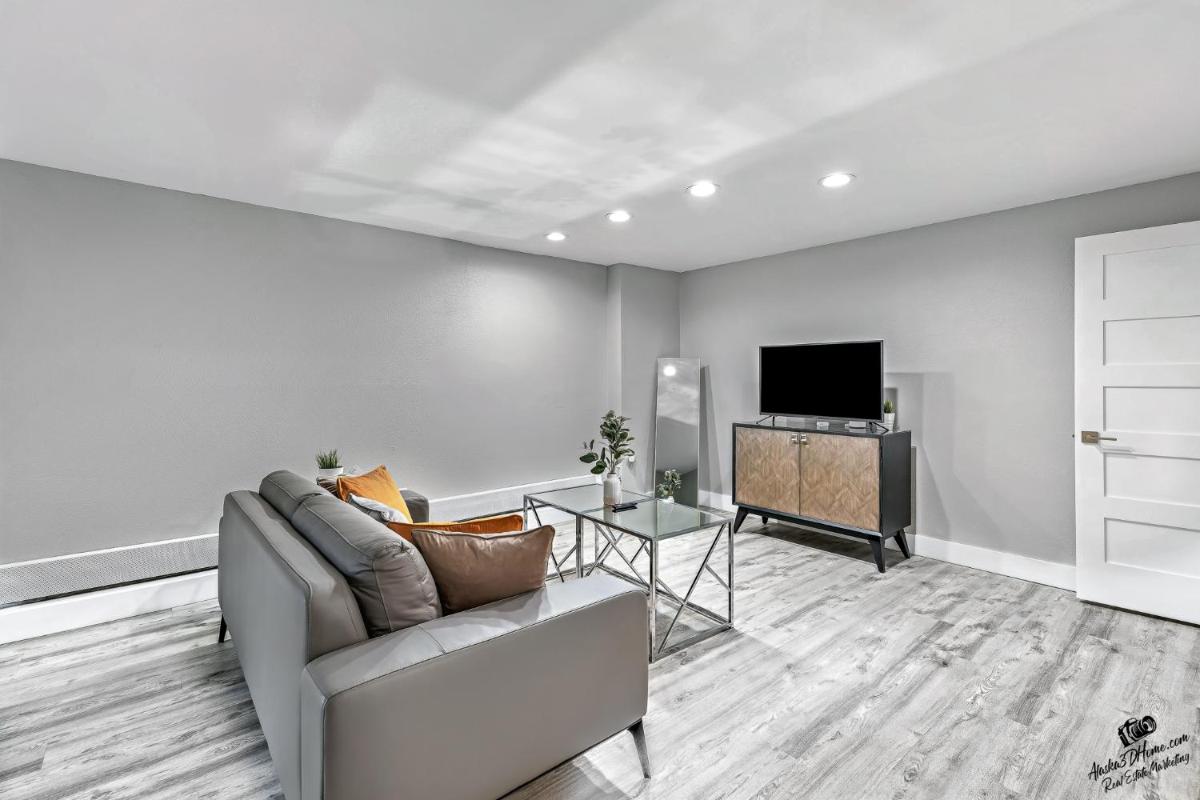 Modern Lower Level 1bedroom suite - Housity