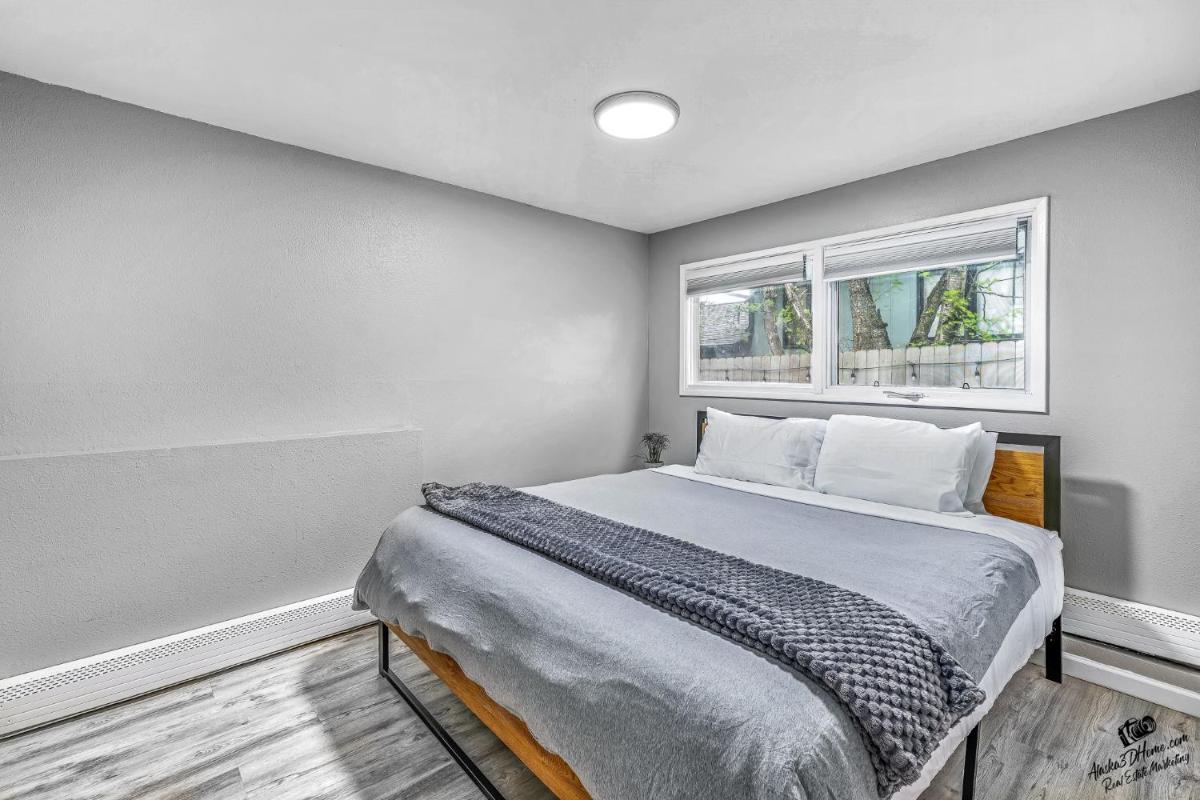 Modern Lower Level 1bedroom suite - Housity