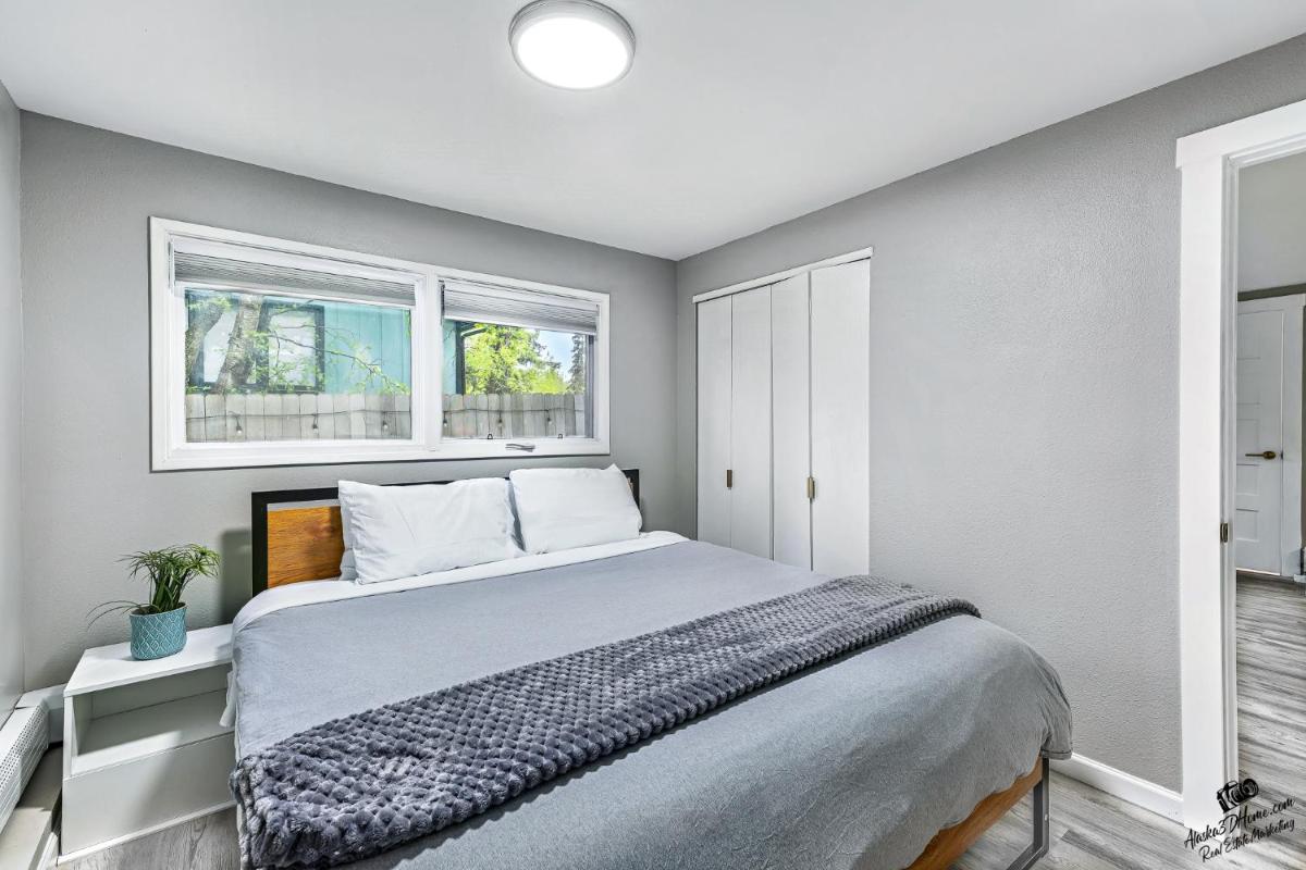 Modern Lower Level 1bedroom suite - Housity