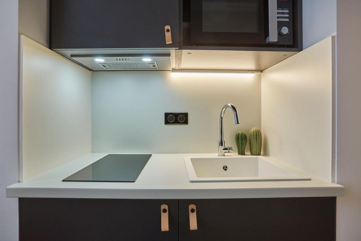 Cuisine ou kitchenette dans l'établissement Appart'hôtel Odalys City - Nîmes Arènes - Palais des Congrès