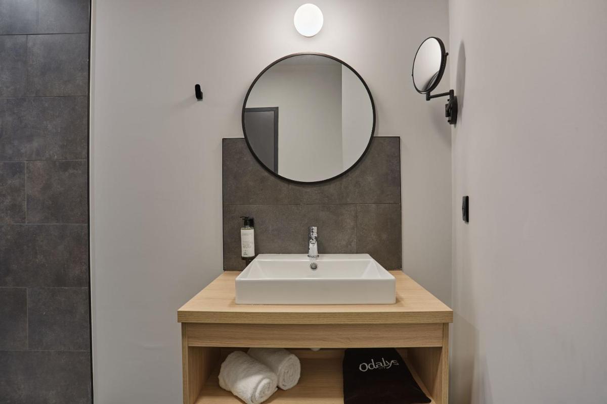 Salle de bains dans l'établissement Appart'hôtel Odalys City - Nîmes Arènes - Palais des Congrès