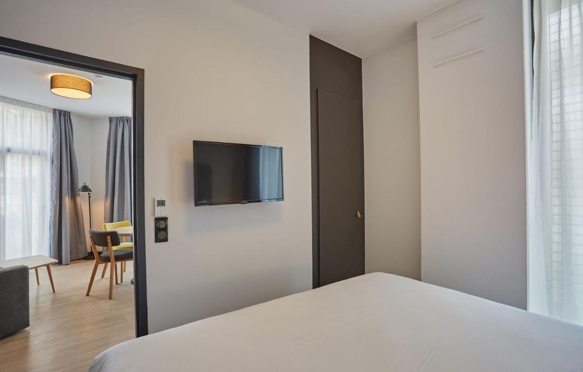 Télévision ou salle de divertissement dans l'établissement Appart'hôtel Odalys City - Nîmes Arènes - Palais des Congrès
