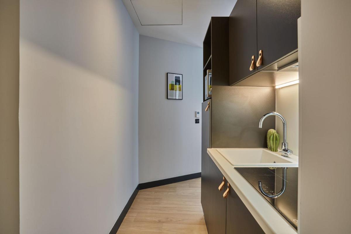 Cuisine ou kitchenette dans l'établissement Appart'hôtel Odalys City - Nîmes Arènes - Palais des Congrès