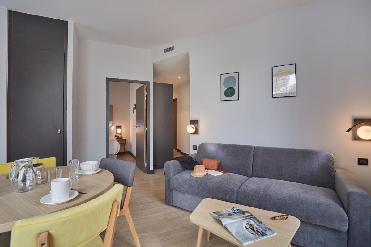 Coin salon dans l'établissement Appart'hôtel Odalys City - Nîmes Arènes - Palais des Congrès