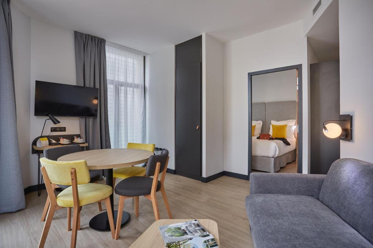 Télévision ou salle de divertissement dans l'établissement Appart'hôtel Odalys City - Nîmes Arènes - Palais des Congrès