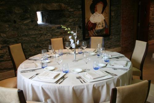 Un restaurante o sitio para comer en Hotel Palacio de la Magdalena