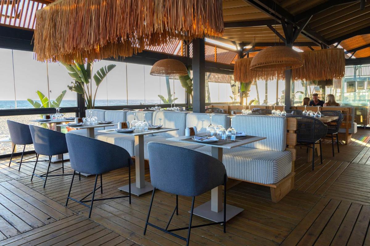 Un restaurante o sitio para comer en Hipotels Barrosa Palace & Spa