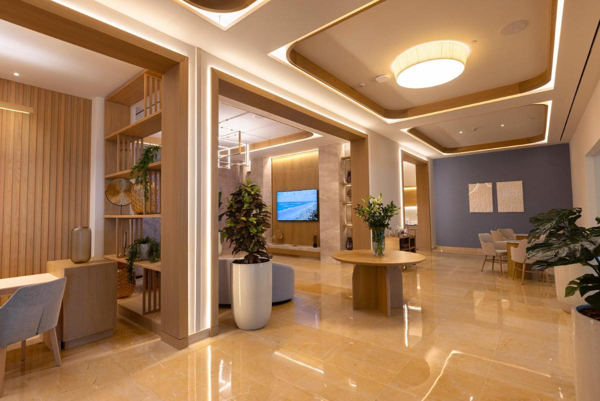 Una televisión o centro de entretenimiento en Hipotels Barrosa Palace & Spa