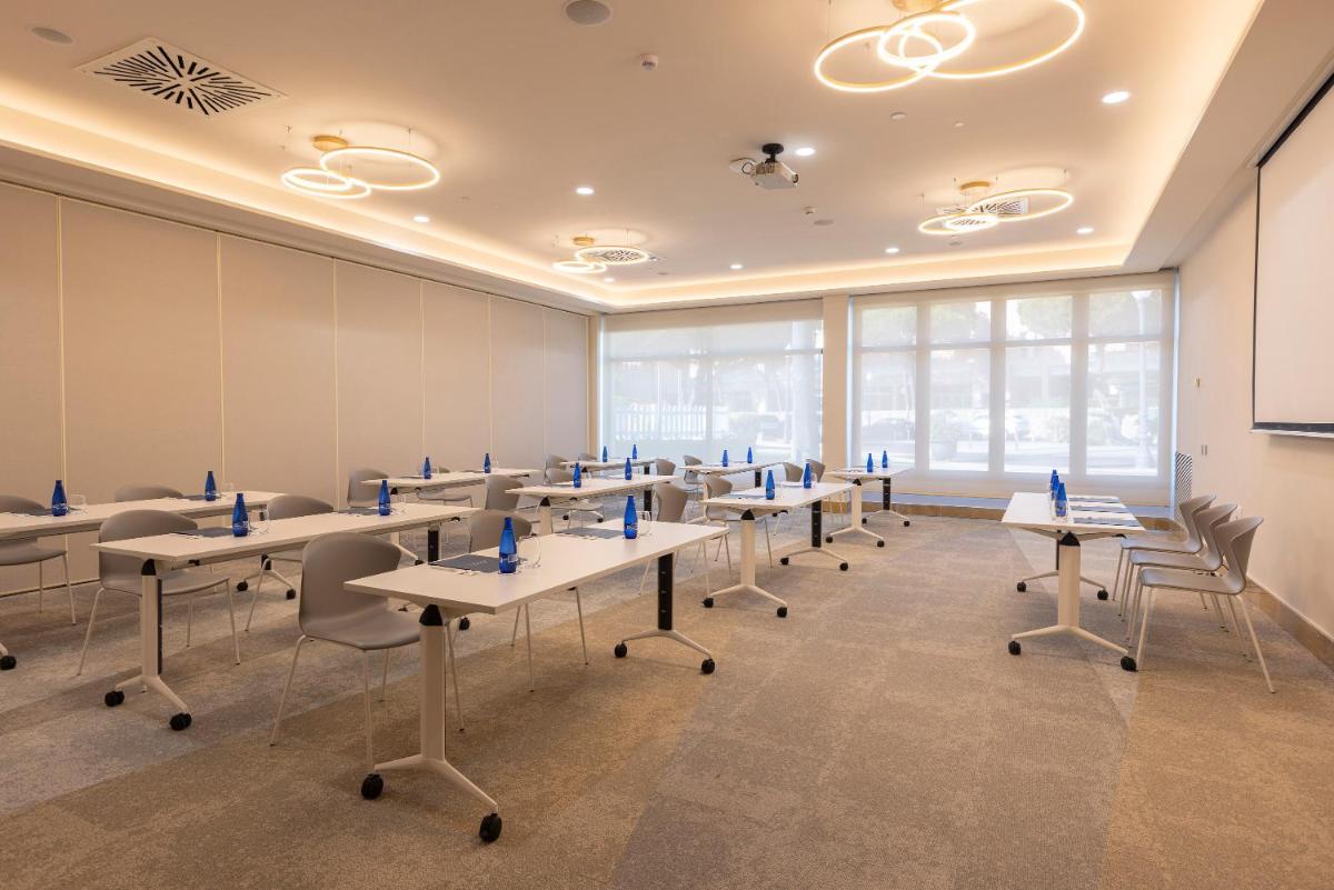 Zona business o sala de conferencias en Hipotels Barrosa Palace & Spa