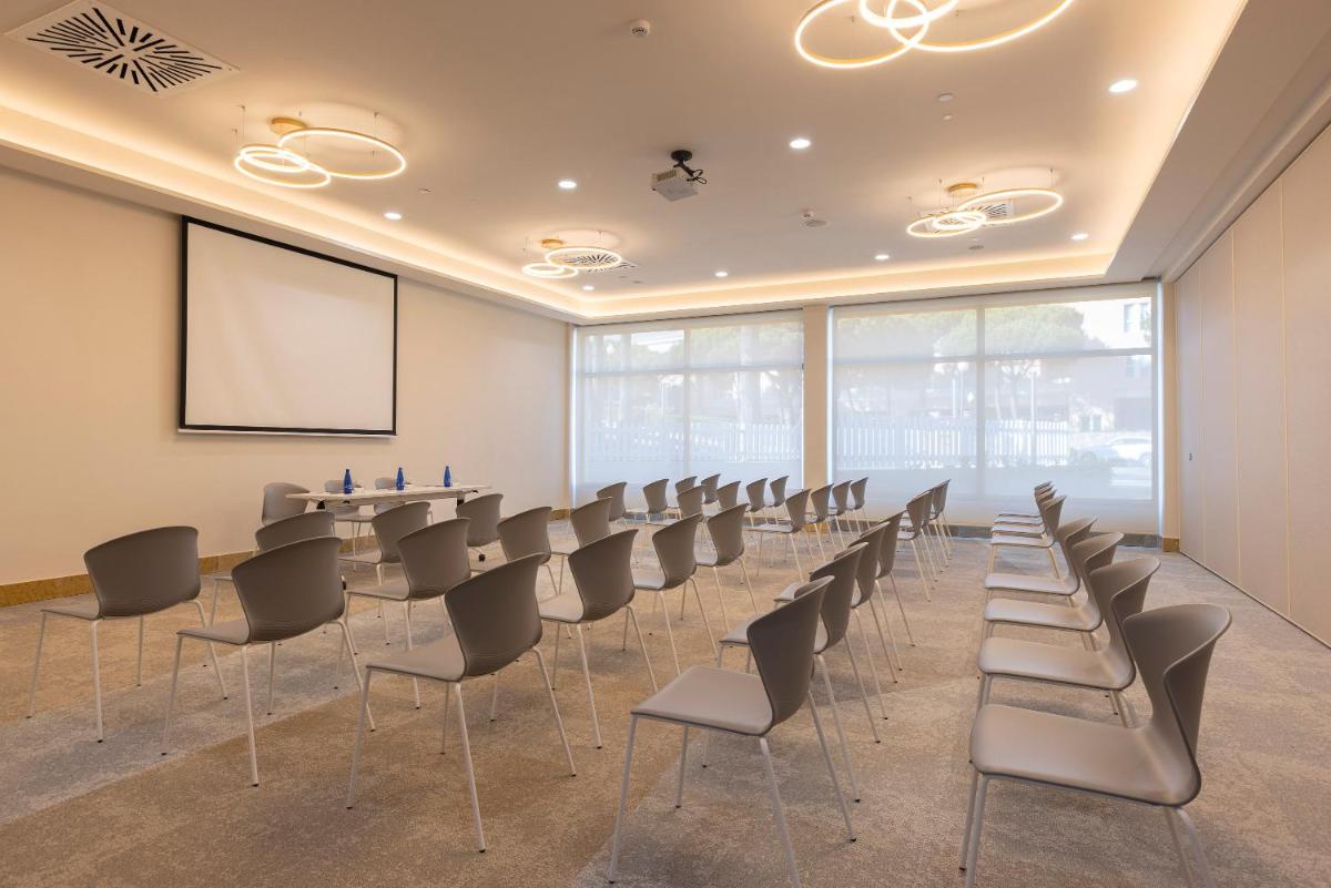 Zona business o sala de conferencias en Hipotels Barrosa Palace & Spa