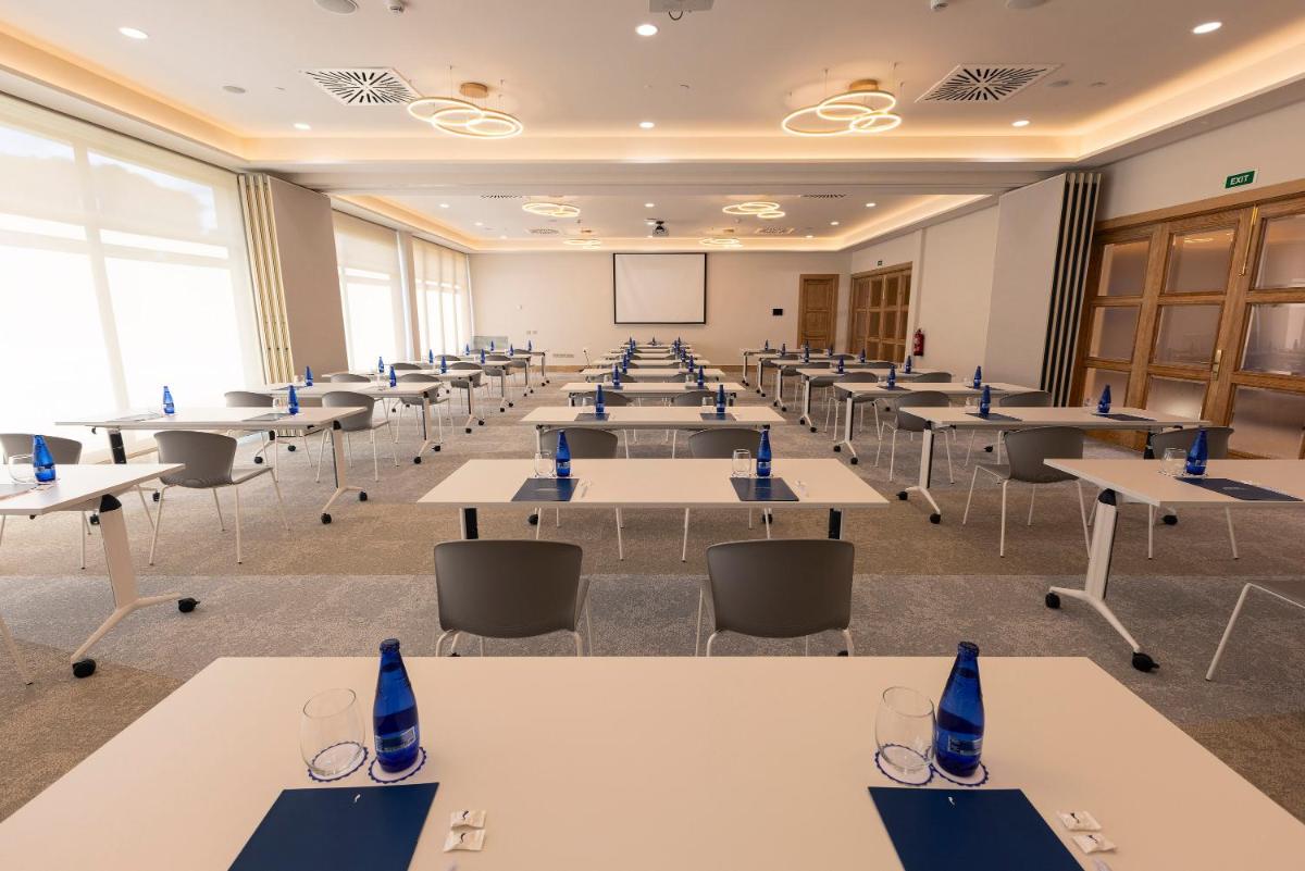 Zona business o sala de conferencias en Hipotels Barrosa Palace & Spa