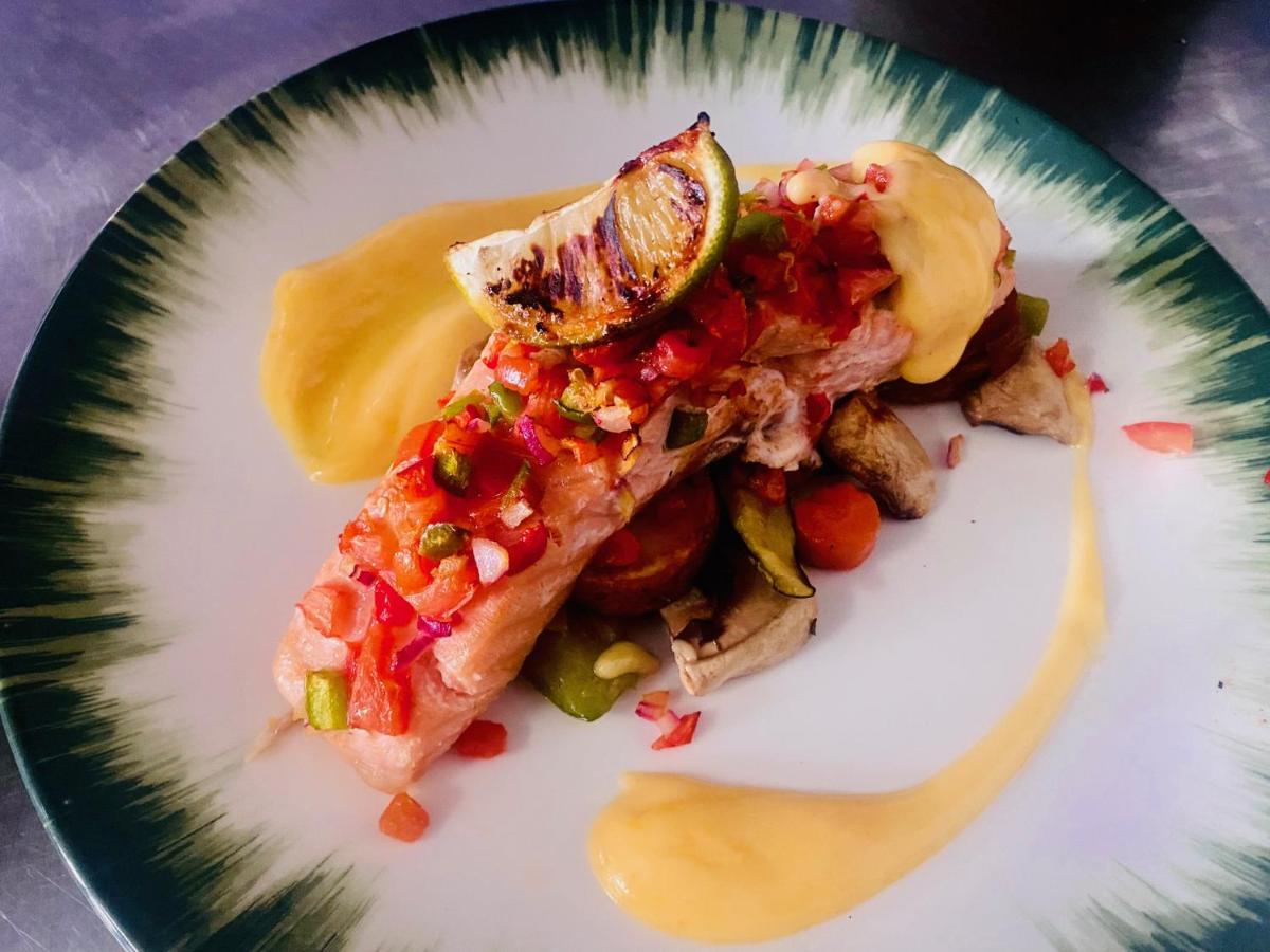 Comida en o cerca de este hotel