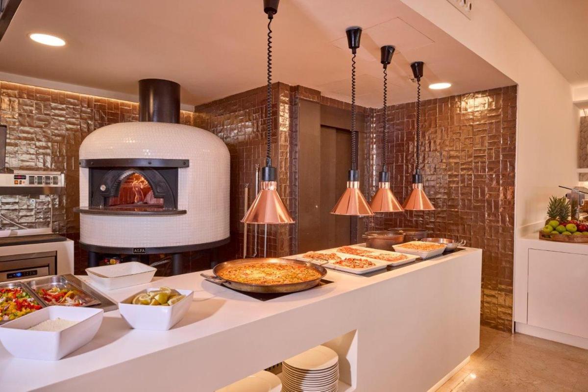 Comida en o cerca de este apartahotel