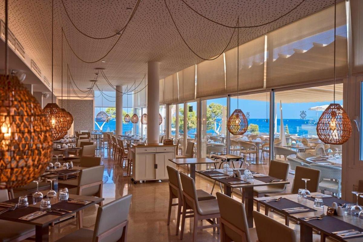 Un restaurante o sitio para comer en Aparthotel Ponent Mar