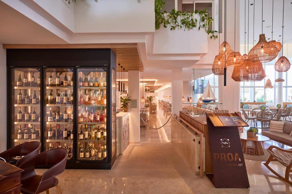 Un restaurante o sitio para comer en Aparthotel Ponent Mar