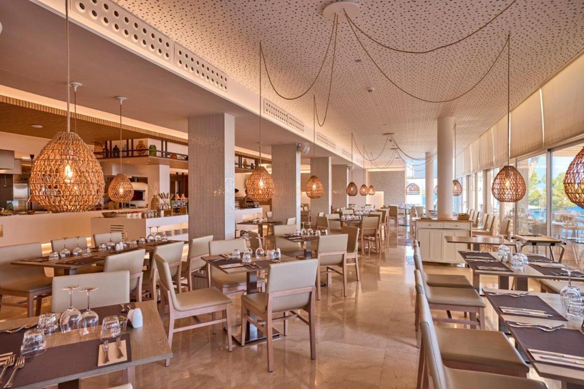 Un restaurante o sitio para comer en Aparthotel Ponent Mar