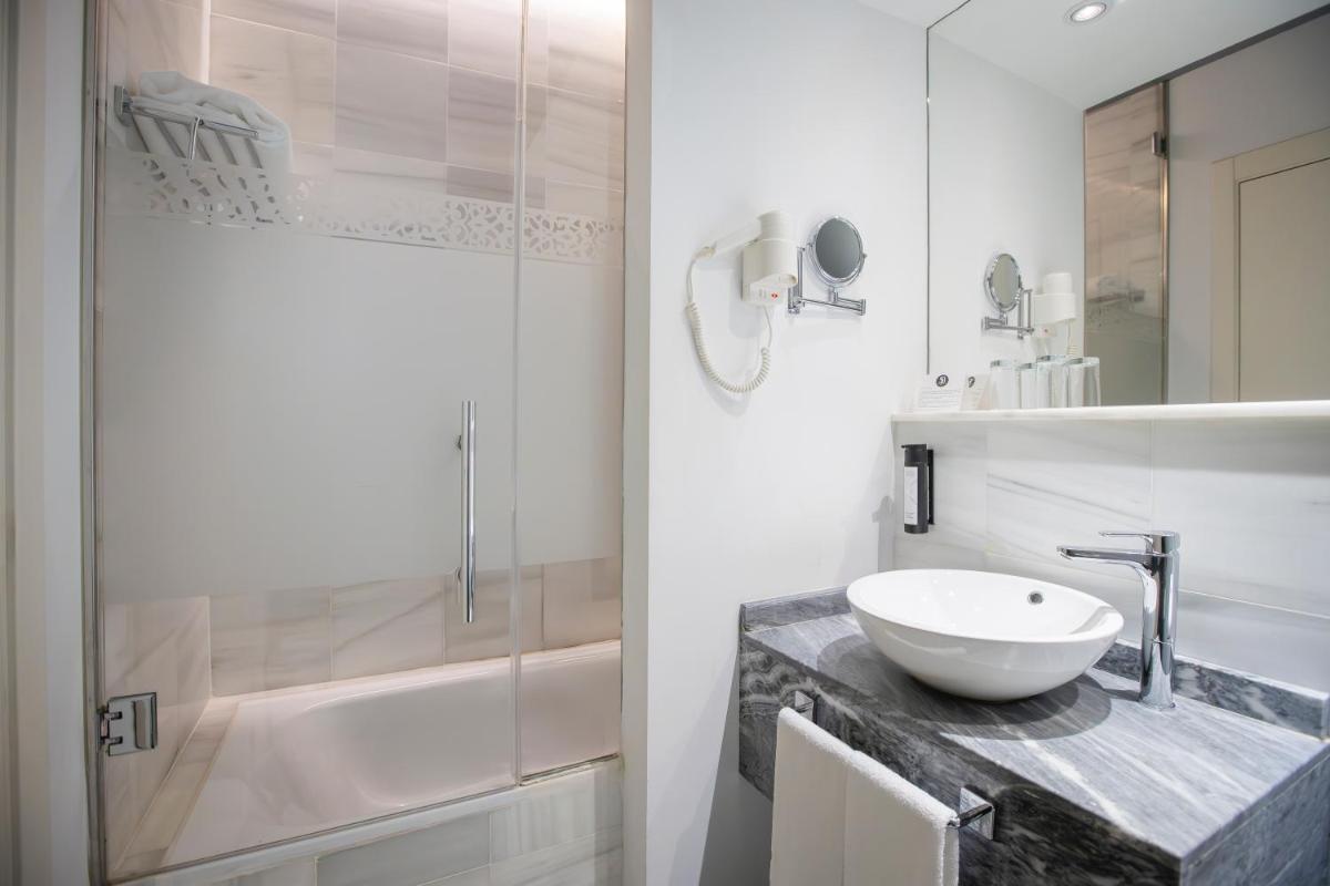 Un baño de Soho Boutique Capuchinos & Spa