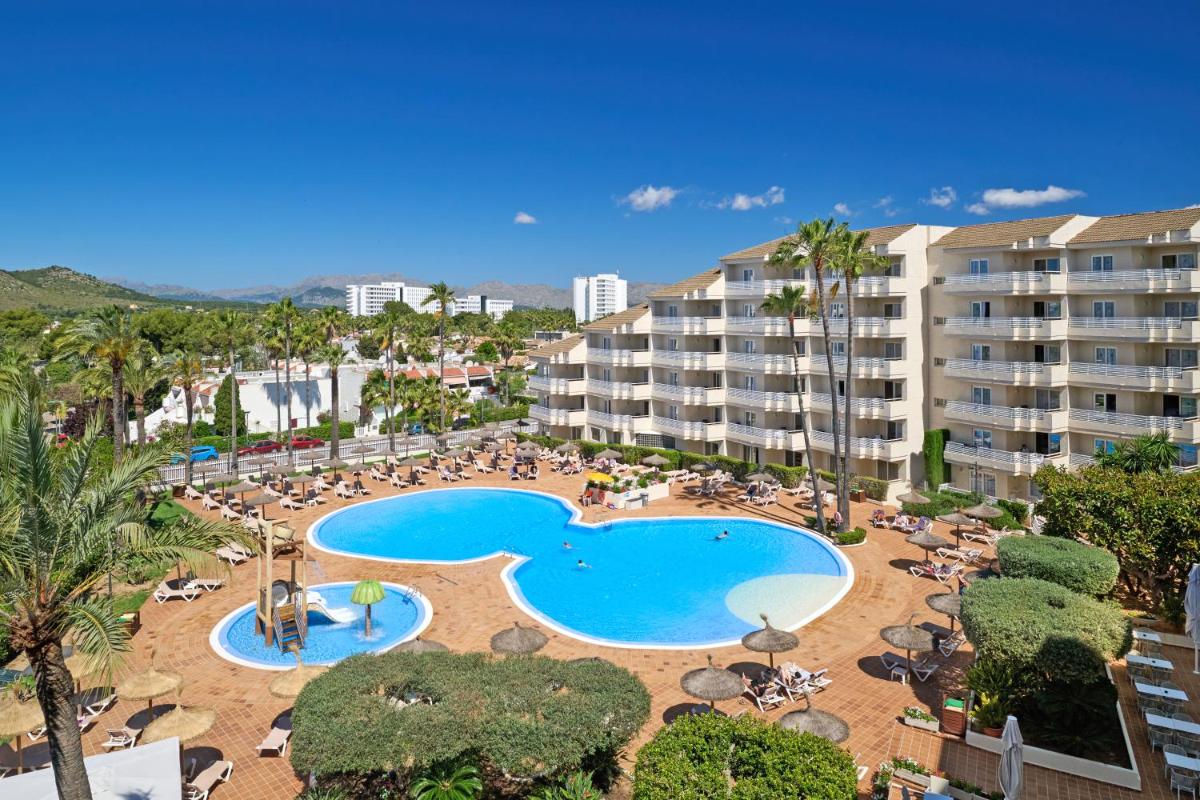 Una vista aérea de un complejo turístico con piscina. en Grupotel Port D´Alcudia, en Puerto de Alcudia