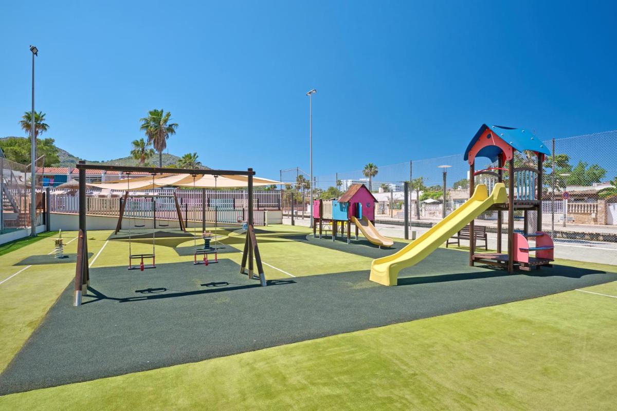 un parque infantil con tobogán y equipo de juegos en Grupotel Port D´Alcudia, en Puerto de Alcudia