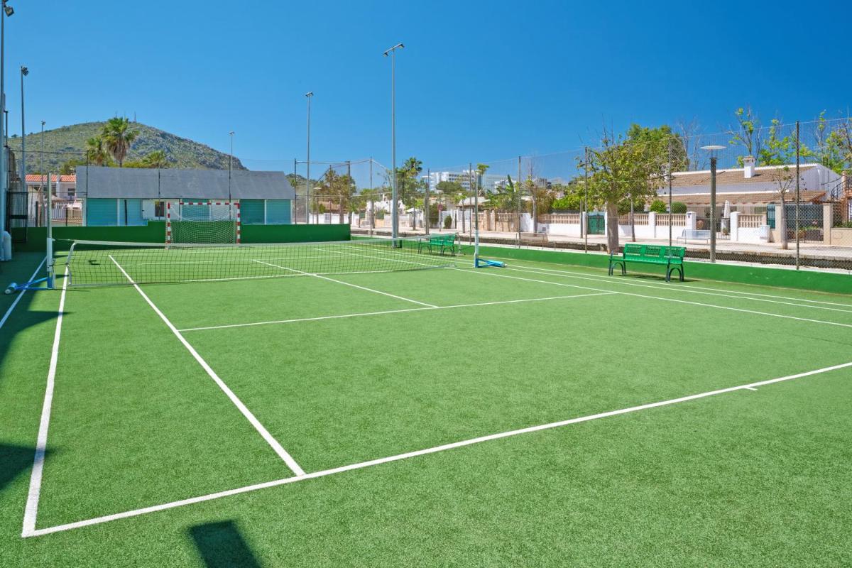 Instalaciones para jugar a tenis o squash en Grupotel Port D´Alcudia o alrededores