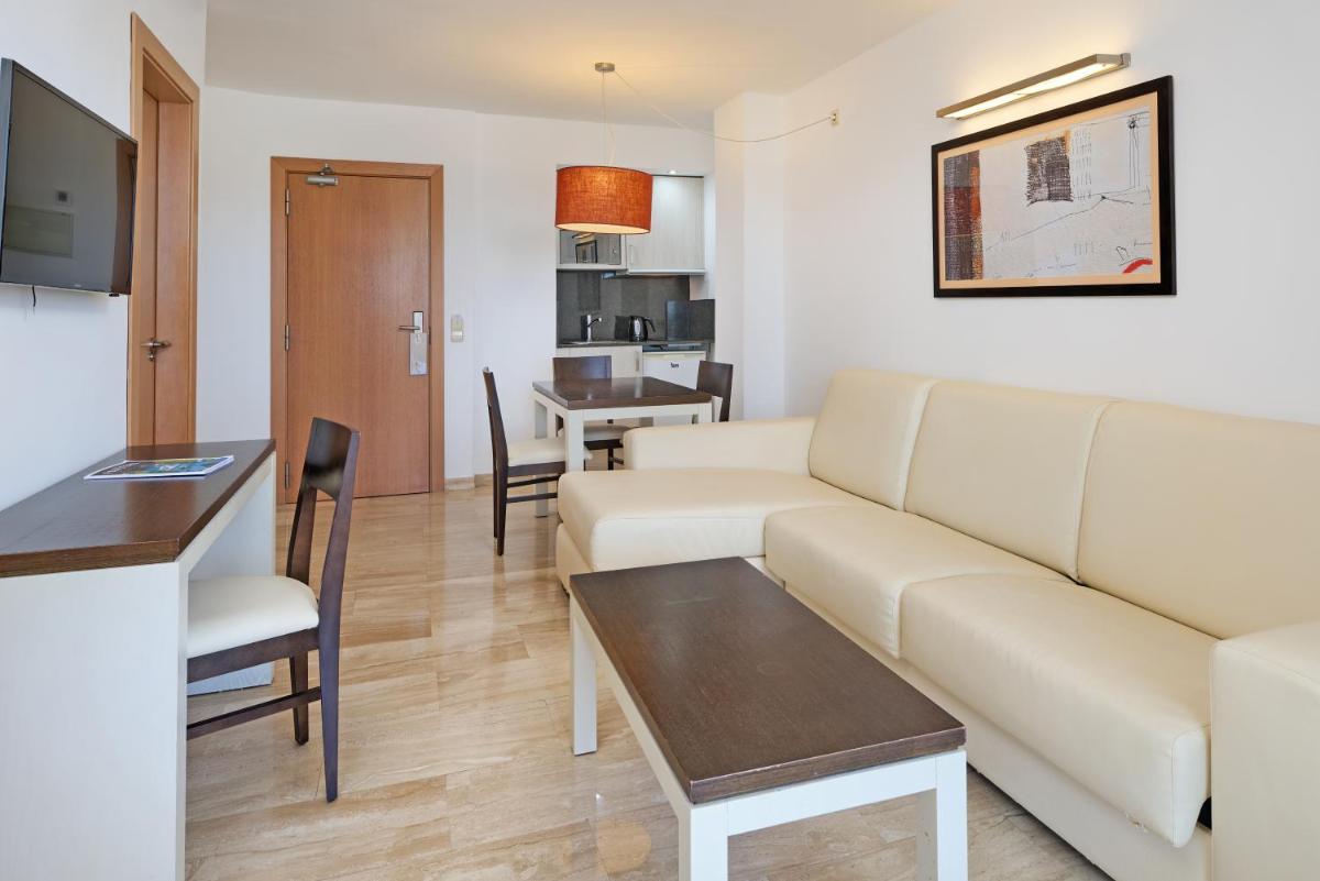 Una televisión o centro de entretenimiento en Grupotel Port D´Alcudia
