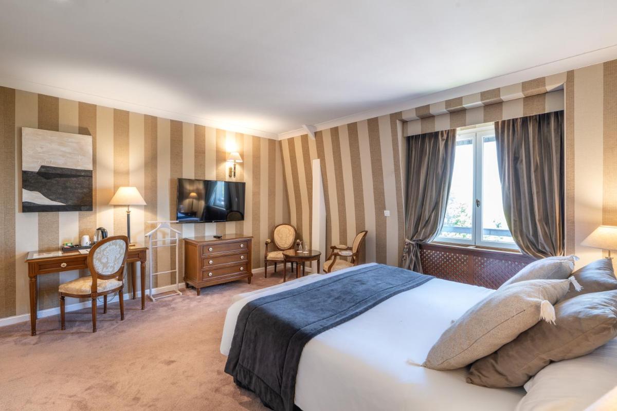 Télévision ou salle de divertissement dans l'établissement Le Manoir De La Poterie & Spa