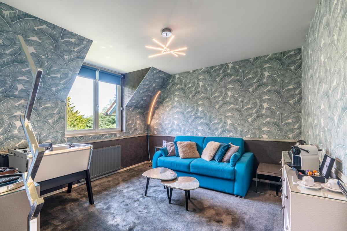 Coin salon dans l'établissement Le Manoir De La Poterie & Spa