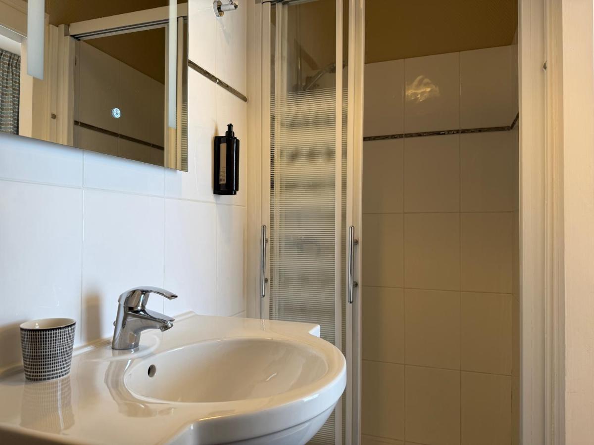 Hotel des Pins - Housity