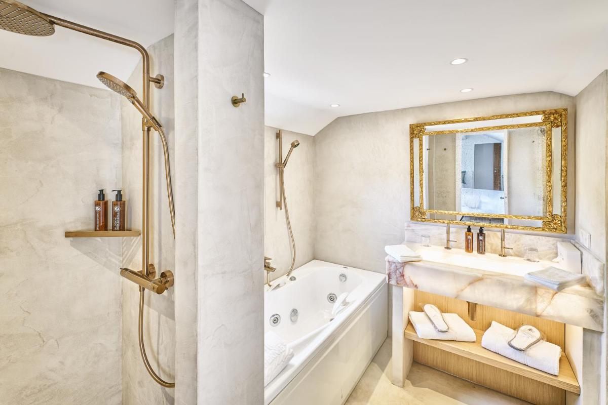 Salle de bains dans l'établissement La Ferme D'Augustin