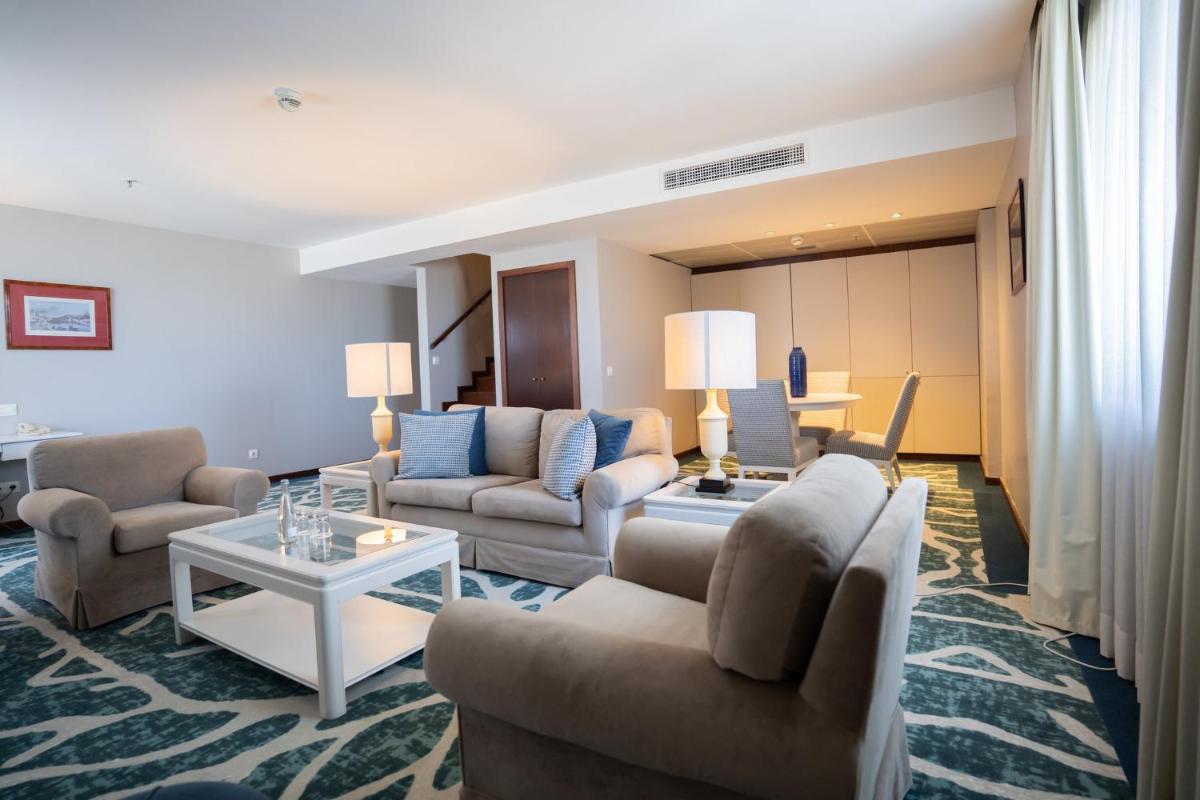 Uma área de estar em Holiday Inn Porto Gaia by IHG