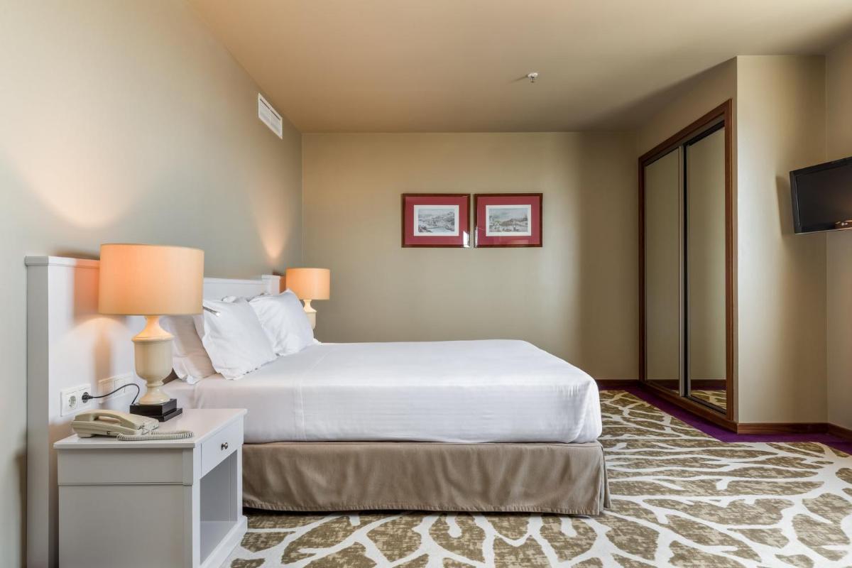Uma cama ou camas num quarto em Holiday Inn Porto Gaia by IHG