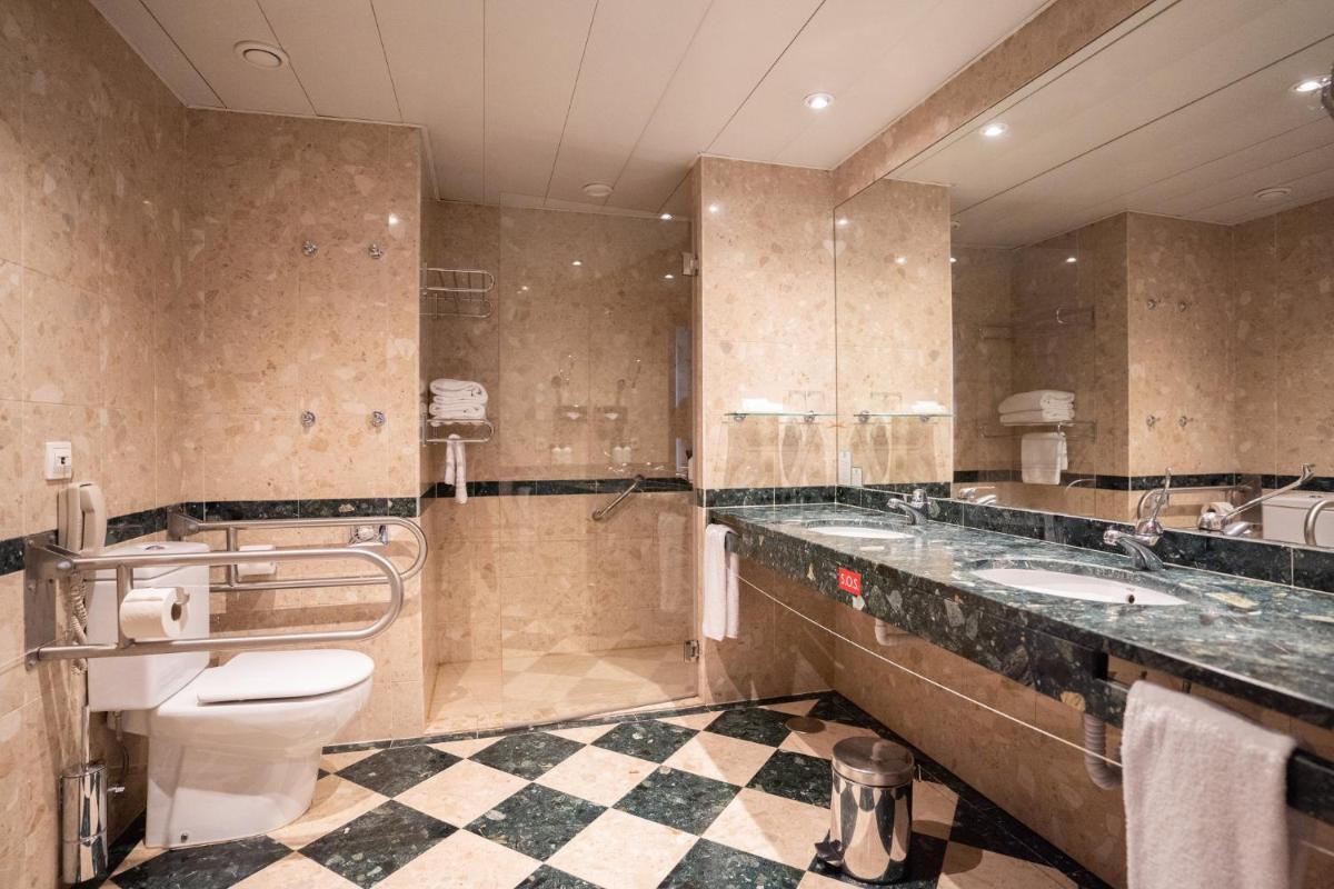 Uma casa de banho em Holiday Inn Porto Gaia by IHG