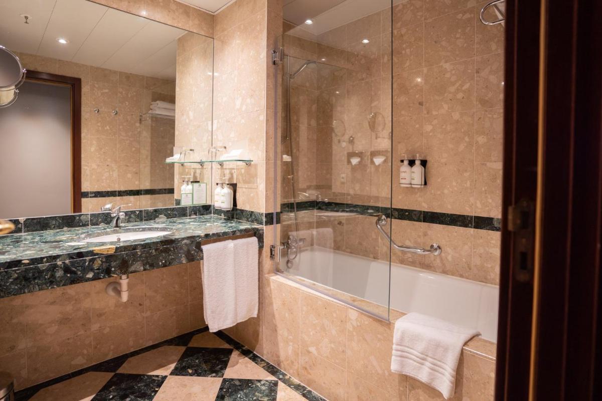 Uma casa de banho em Holiday Inn Porto Gaia by IHG
