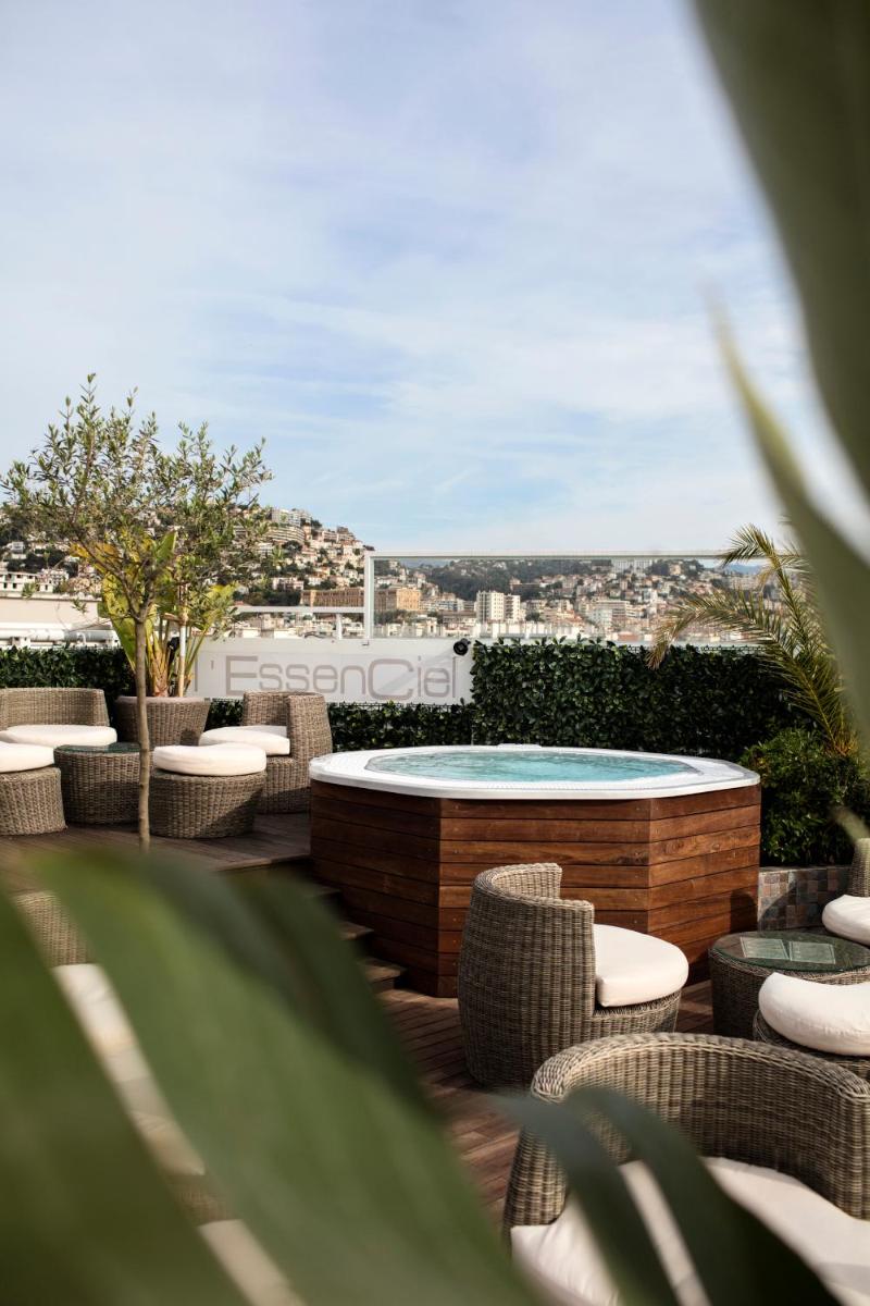 Piscine de l'établissement Splendid Hotel & Spa Nice ou située à proximité