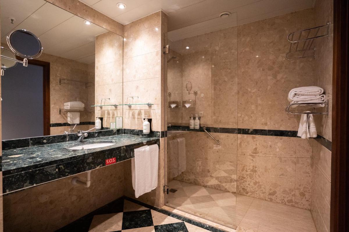 Uma casa de banho em Holiday Inn Porto Gaia by IHG