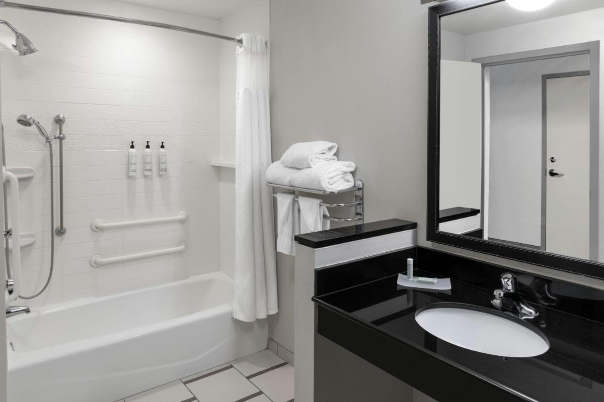 Fairfield Inn and Suites by Marriott Calhoun - Housity