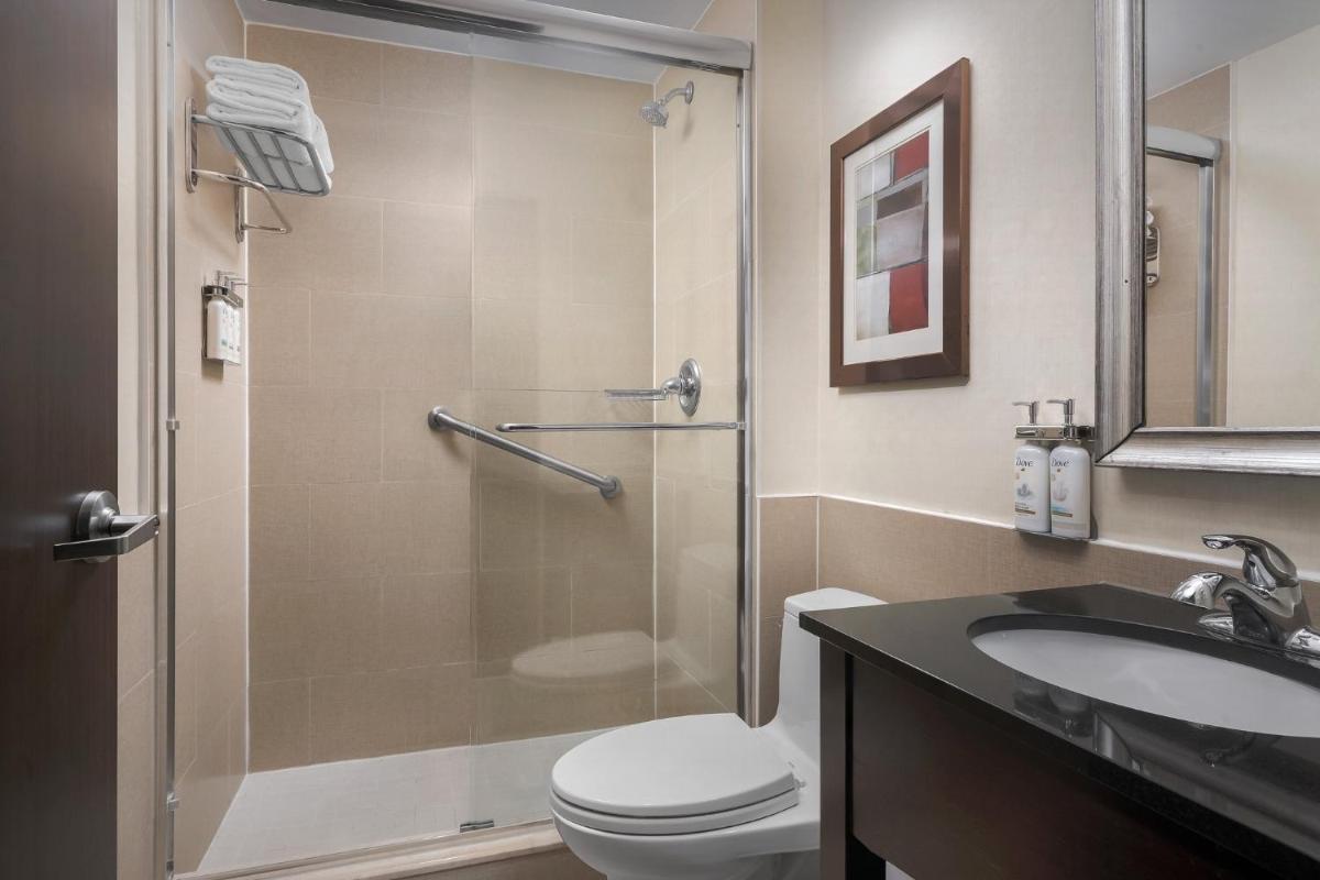 Holiday Inn Express Manhattan Midtown West, an IHG Hotel - Housity