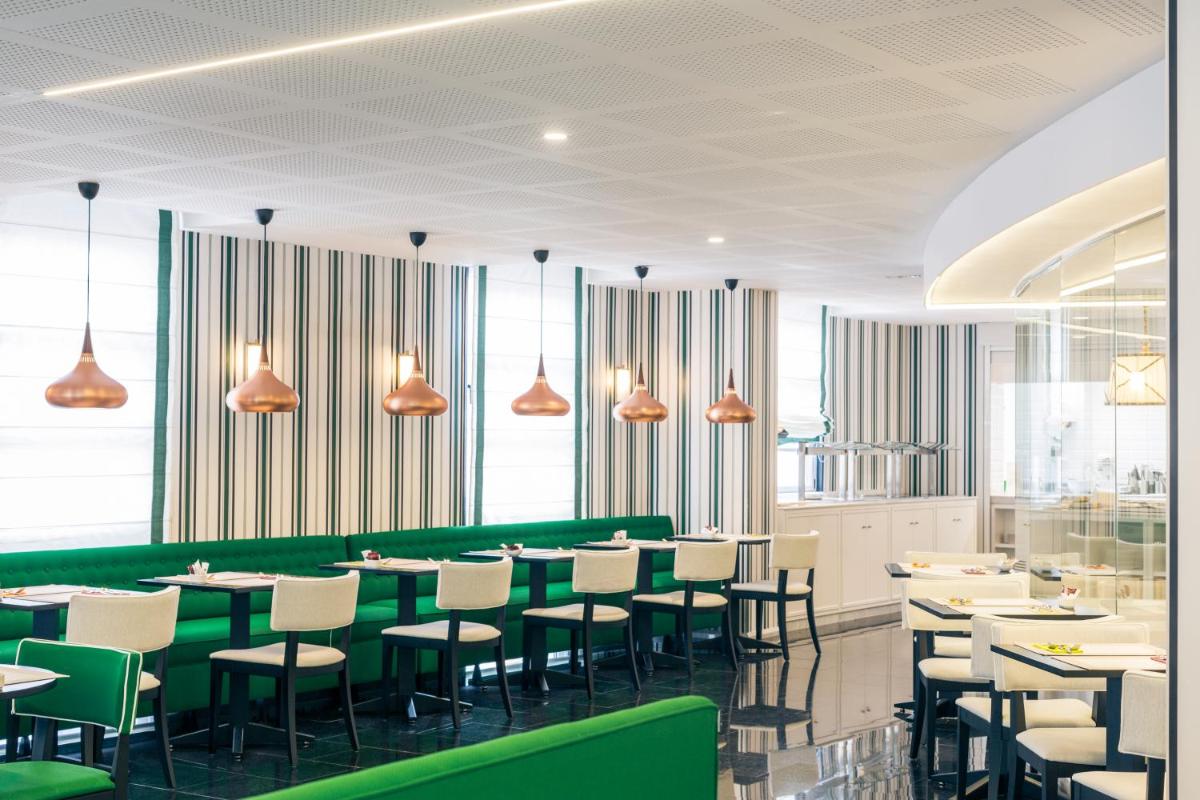 Un restaurante o sitio para comer en Hotel Mercure Jardines de Albia