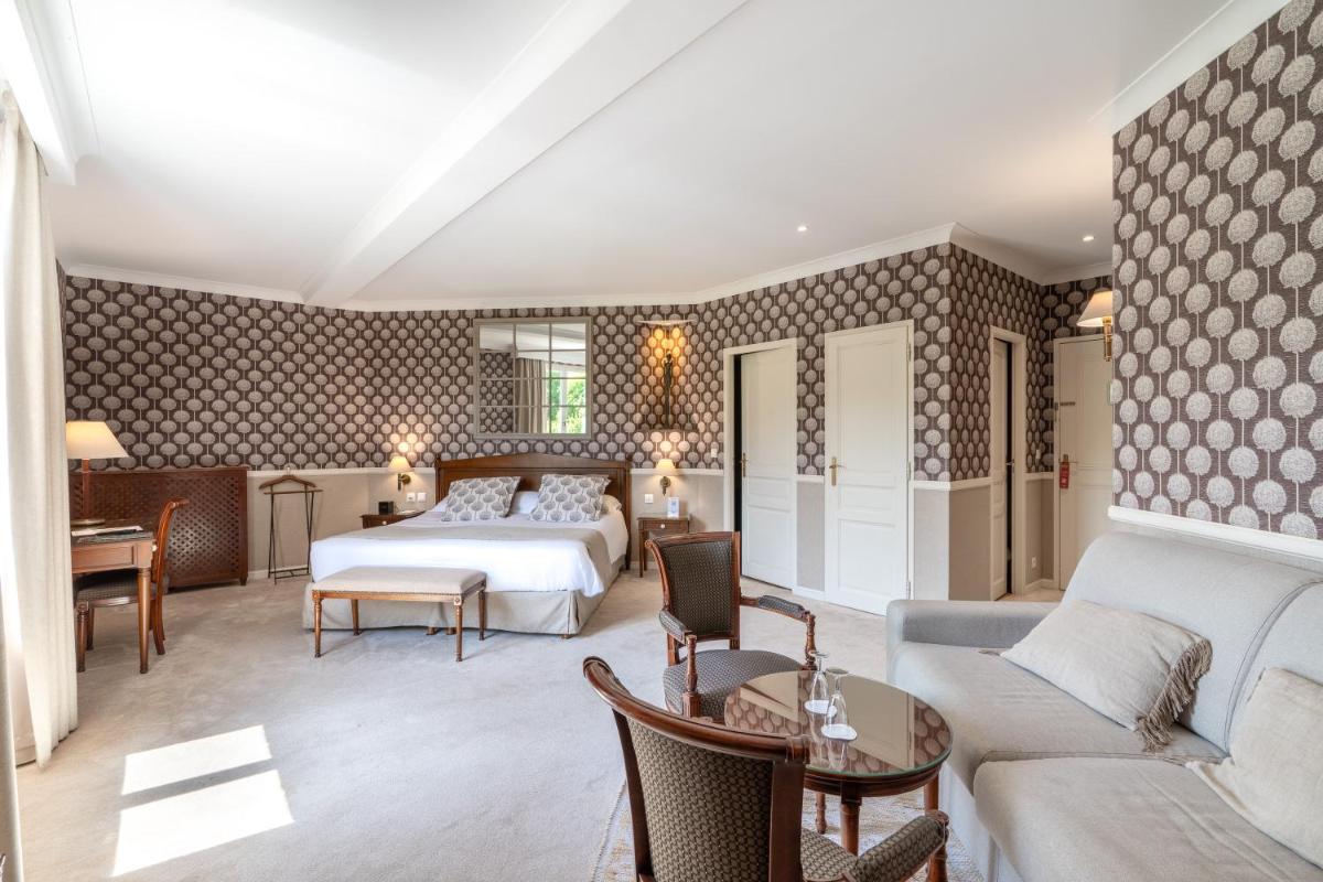 Coin salon dans l'établissement Le Manoir De La Poterie & Spa