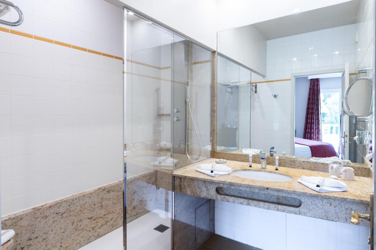 Salle de bains dans l'établissement Le Manoir De La Poterie & Spa