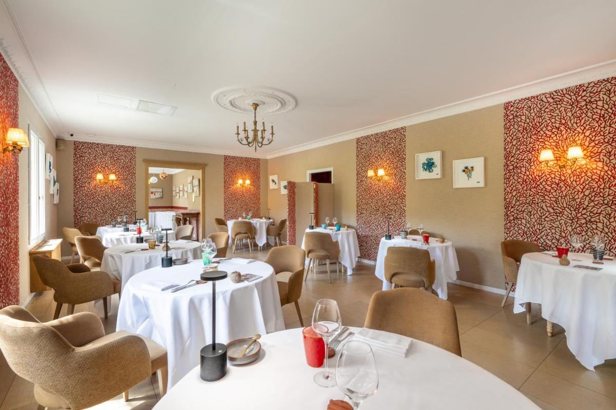Coin salon dans l'établissement Le Manoir De La Poterie & Spa
