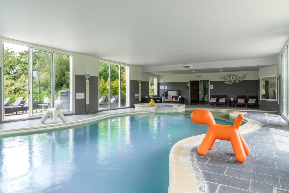Piscine de l'établissement Le Manoir De La Poterie & Spa ou située à proximité