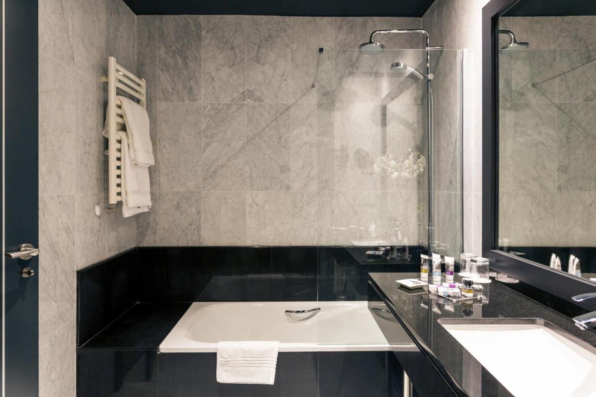 un baño con lavabo y ducha en Hotel Mercure Jardines de Albia, en Bilbao
