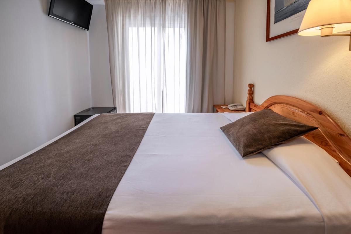 Cama o camas de una habitación en Hotel GHT Neptuno-Tossa & Venus SPA
