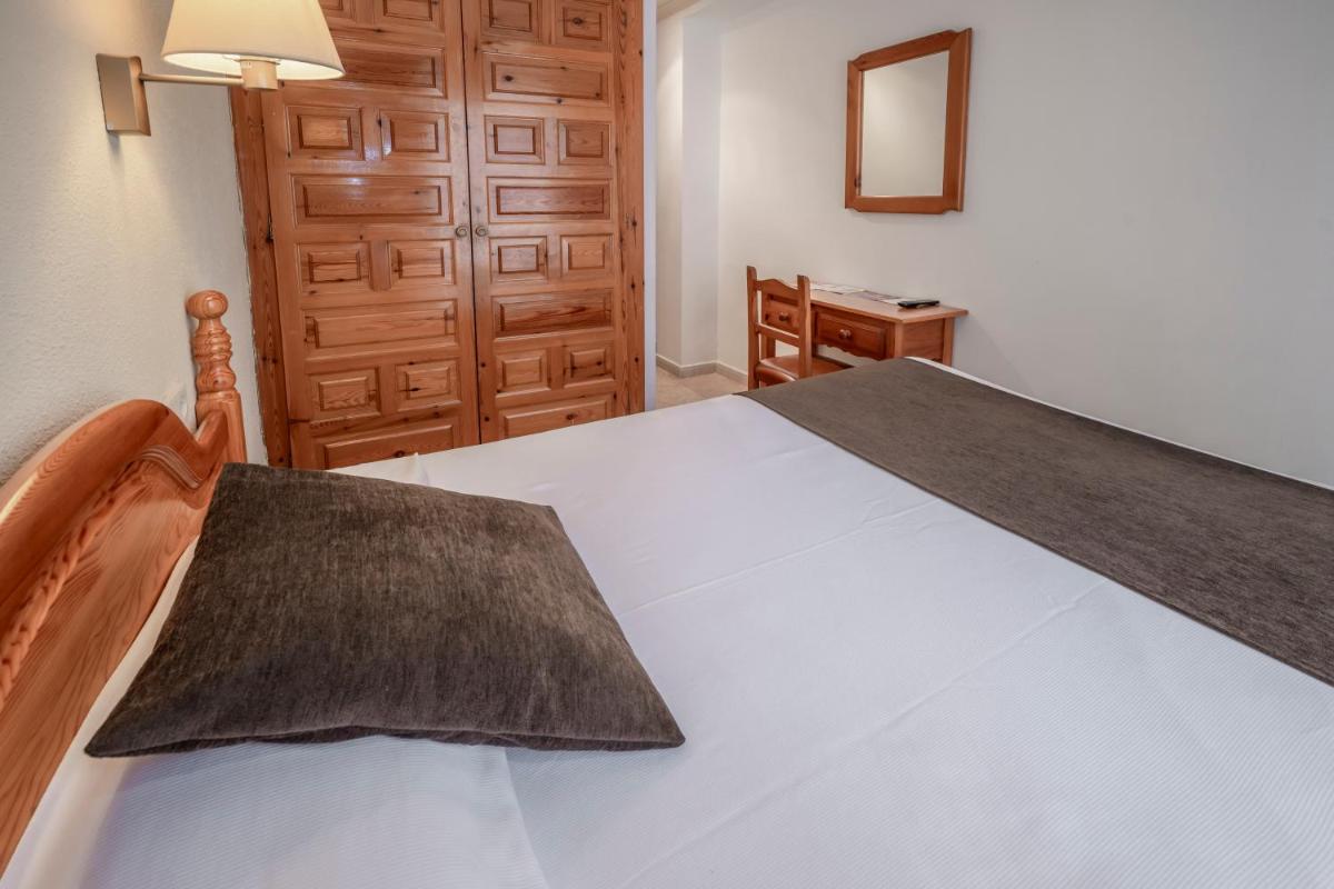 Cama o camas de una habitación en Hotel GHT Neptuno-Tossa & Venus SPA
